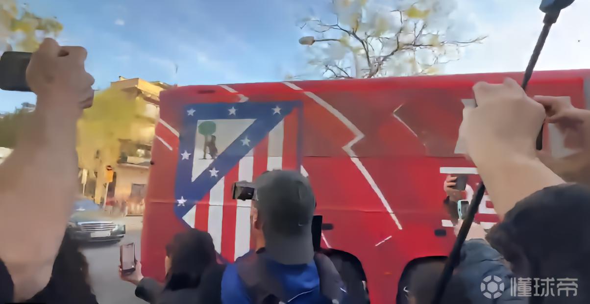科貝：馬競大巴前往諾坎普的路上遭石塊攻擊，兩扇車窗被砸碎